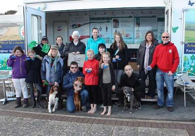 Dogs Holly, George and Logan with Anglesey Waste Management Team, Keep Wales Tidy and PCSO Iona Beckman